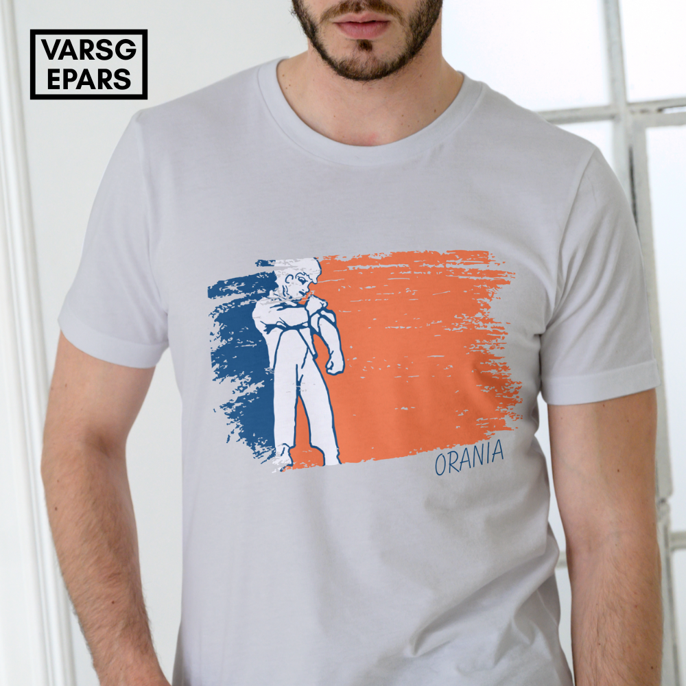 Orania Flag T-hemp vir mans van poliëster – lig, duursaam en vinnig-droog. Met die vlag en “klein reus” ontwerp wat selfstandigheid en Orania se kernwaardes uitstraal.