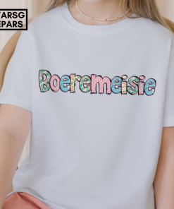 Boeremeisie in Orania T-Hemp met Afrikaanse ontwerp. Stylvol, gemaklik en perfek vir boeretrots en Afrikaanse kultuur.