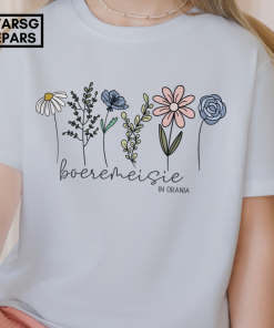 Boeremeisie in Orania T-Hemp met Afrikaanse ontwerp. Perfek vir boeremeisies wat trots is op hul kultuur, leefstyl en plaasgemeenskap.