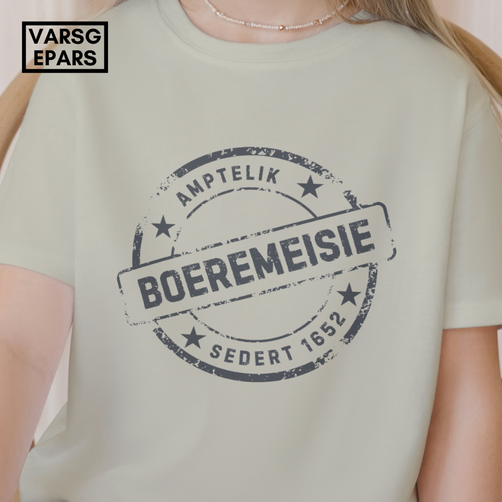 Boeremeisie T-Hemp met Afrikaanse ontwerp. Stylvol, gemaklik en perfek vir plaaslewe, boeretrots en Suid-Afrikaanse meisies.