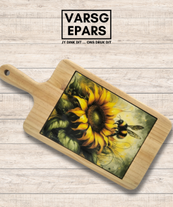 Stylvolle hout kaasbord (37.6 x 18 x 2.5 cm) met ’n dekoratiewe teël-insetsel. Perfek vir die bedien van kaas, snacks en happies. ’n pragtige dekoratiewe kaasbord