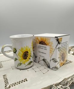 Geniet jou gunsteling warm drankie in hierdie pragtige 295ml keramiekbeker met 'n elegante blomontwerp.